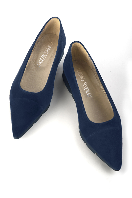 Navy blue women's ballet pumps, with wedge soles. Pointed toe. Flat rubber soles. Top view - Florence KOOIJMAN